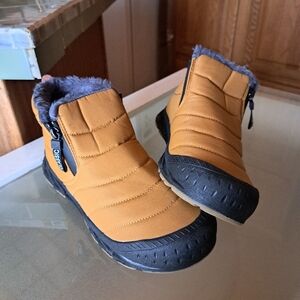 New Pair Of CLASSIC ankle It's almost like the caBoots, Indoor Outdoor Size 9.5